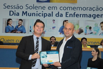 Vereador presta homenagem a enfermeiros em Sessão Solene Vereador presta homenagem a enfermeiros em Sessão Solene