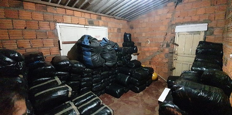 Mais de R$ 150 mil em roupas contrabandeadas são encontradas em depósito clandestino Pelo menos duas toneladas de vestuário foram apreendidas no depósito. Divulgação/Receita Federal
