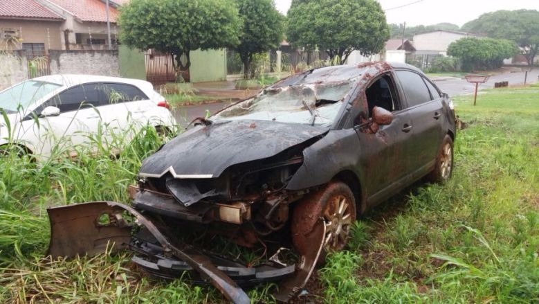 Carro roubado em Dourados é encontrado capotado em distrito Foto: Osvaldo Duarte