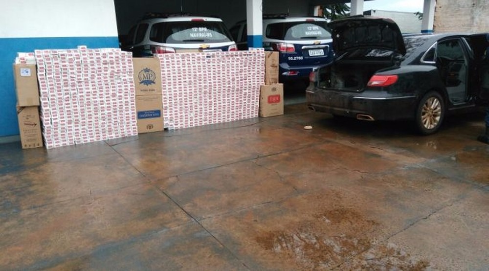 Carro de luxo é apreendido com 2 mil pacotes de cigarro contrabandeado Dois mil pacotes de cigarro estavam no interior do carro (Foto: Polícia Militar/Divulgação)