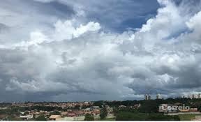 Segunda-feira amena e com pancadas de chuva