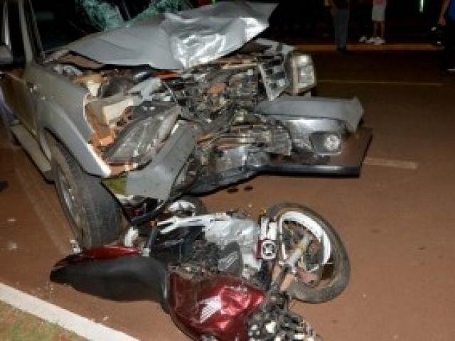 Parado ao celular, motociclista morre ao ser atropelado por caminhonete Moto e a parte frontal da Ford Ranger ficaram completamente destruídos. Se Liga News