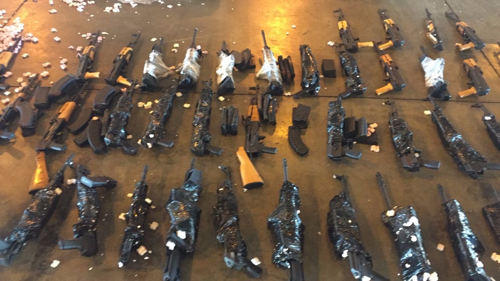 Polícia Civil apreende 60 fuzis de guerra no Aeroporto Internacional do Rio Polícia encontrou fuzis no Galeão (Foto: Divulgação)