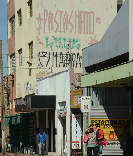 Grupos querem provar quem se arrisca mais e fazem suas pinturas em edifícios - Foto: Álvaro Rezende / Correio do Estado