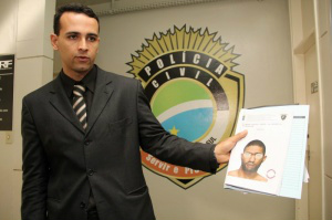 Beneficiado por condicional é suspeito de 6 assaltos violentos em 38 dias Delegado Carlos Delano exibe retrato falado que auxiliou na identificação do suspeito. (Foto: Marcos Ermínio)