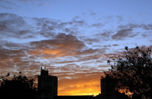 Céu com algumas nuvens na manhã desta segunda-feira. (Foto: Marcos Ermínio)
