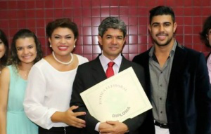 Filhos de deputado ganham contrato e cargo no Tribunal de Contas Rinaldo, a esposa Cristiane (de branco) e os filhos Caroline e Filipe. (Foto: Reprodução/Facebook)