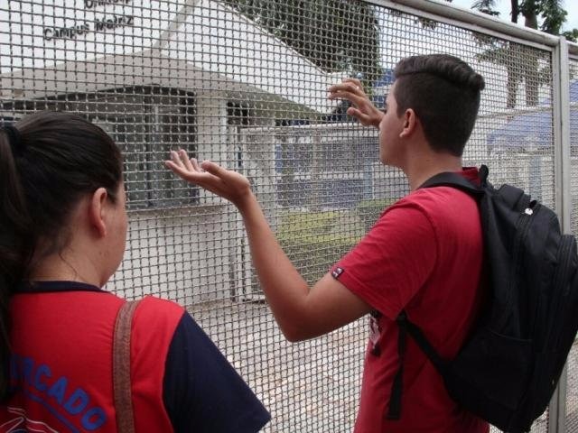 Atrasados se confundiram com horário para realização da prova em MS (Foto: Marcos Ermínio)