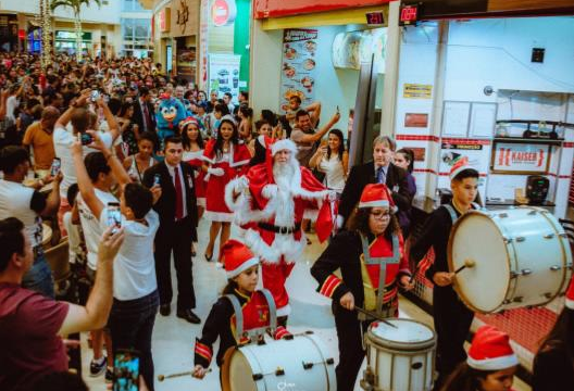 Papai Noel chegará escoltado pelos ajudantes e banda de músicos que farão desfile pelos corredores. Júnior Mohr