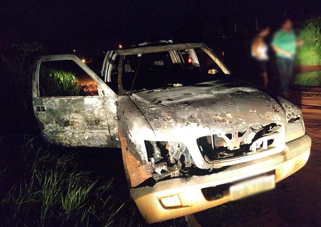 Bandidos sequestram vítimas, roubam caminhonete e ateiam fogo Veículo foi localizado queimado. Luis Gustavo/Jornal da Nova