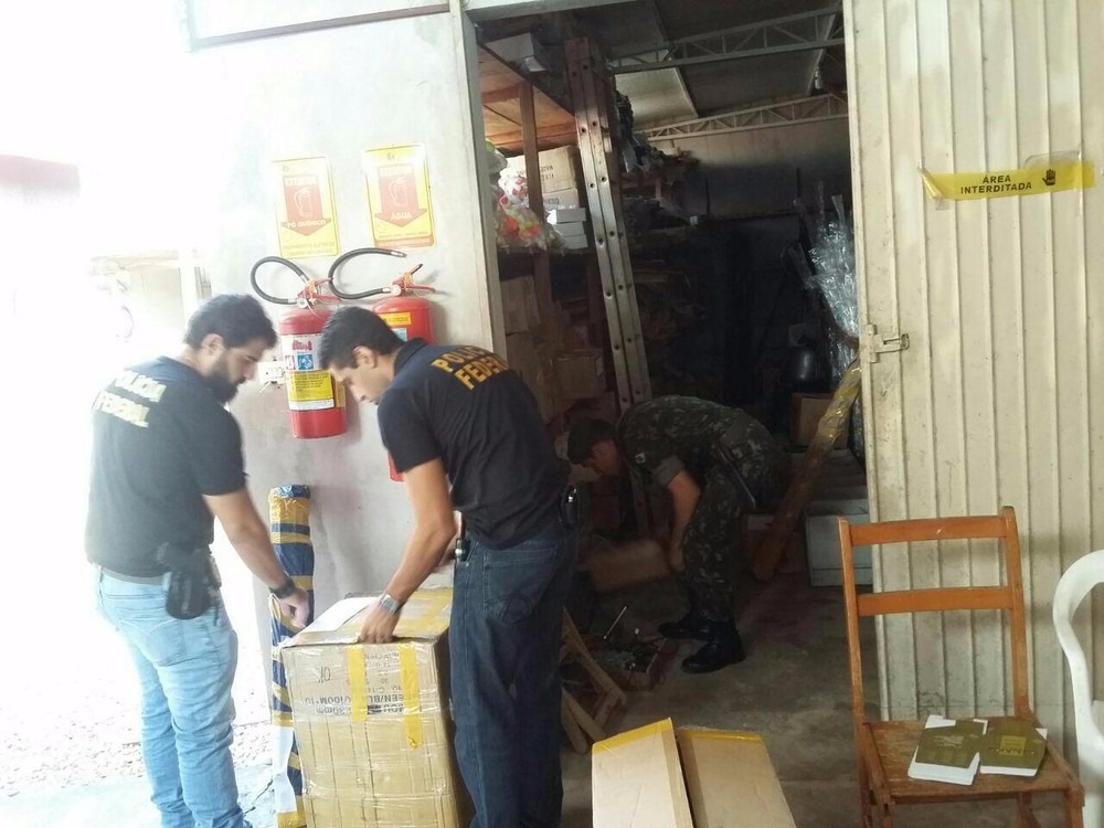 Operação do Exército multa 8 empresas e apreende 300 armas Policiais vistoriando uma das lojas que comercializa armas e munições (Foto: SFPC 9ª Região Militar/Divulgação)