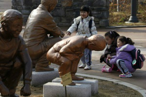 Fezes humanas contêm ouro e metais preciosos, constata estudo Foto de arquivo mostra parque na Coreia do Sul que reúne estátuas que mostram adultos e crianças defecando: estudo descobriu que fezes contêm metais preciosos (Foto: Kim Hong-ji/Reuters)