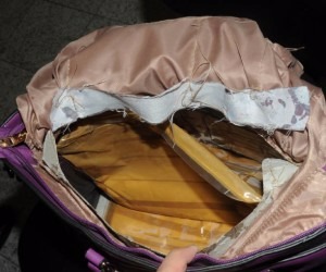 Pureza de cocaína e preço baixo atraem traficantes para fronteira de MS Bolsa feminina estava com cocaína no forro e seguiria para Uganda - Divulgação
