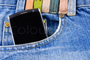 Deixar o celular no bolso pode afetar a qualidade do esperma, alterando a fertilidade masculina, diz estudo Foto: Reprodução / DailyMail
