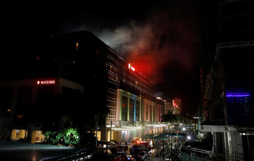 Ataque a cassino nas Filipinas deixa mais de 30 mortos Fumaça é vista saindo do complexo Resorts World em Manila, nas Filipinas. A emissora CNN informa que tiros foram ouvidos perto do local. e acordo com relatos de funcionários do complexo ouvidos pela emissora, um homem mascarado abriu fogo contra os hóspedes no segundo andar de um dos hóteis do Resorts World. Há também relatos de explosões dentro do Resort (Foto: Erik De Castro/Reuters)