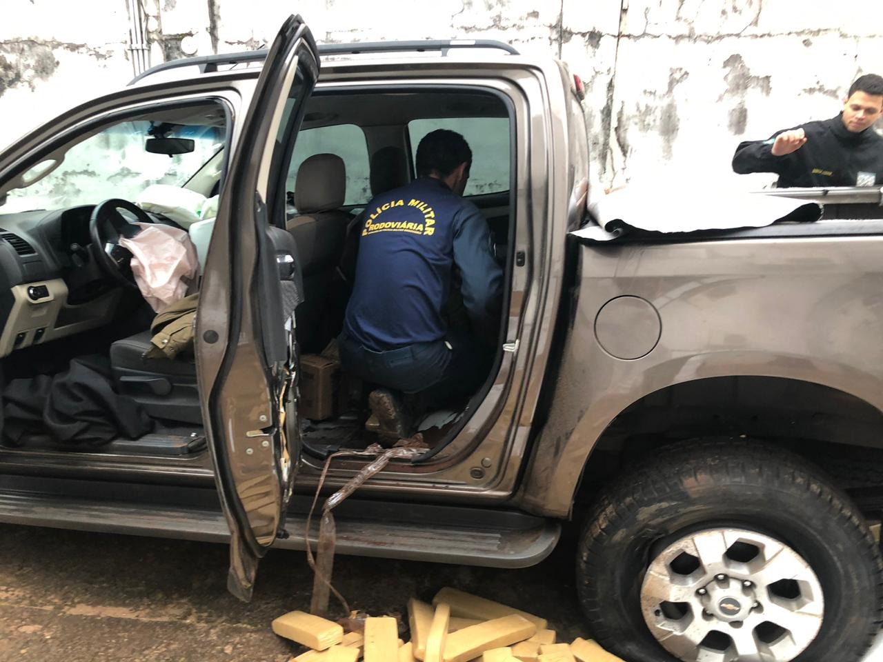 Polícia recupera veículo roubado carregado com 1,3 tonelada de maconha
