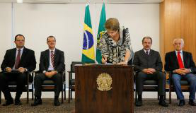 Dilma envia MP que estende política de valorização do salário mínimo até 2019 Presidenta Dilma Rousseff assinou a medida provisória do salário mínimo Roberto Stuckert Filho/PR