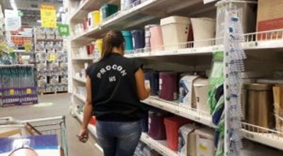 Loja de departamentos é autuada na Capital por falta de preços em produtos Loja de departamentos é autuada na Capital por falta de preços em produtos