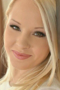 Atriz pornô quebra as pernas após pular de prédio para fugir de estupradores Lola Tyalor Foto: Reprodução / Facebook