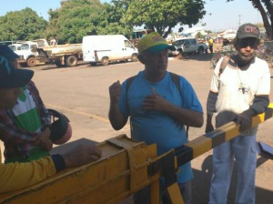 Sem cesta básica, trabalhadores da limpeza e tapa-buracos param alguns trabalhadores aguardavam posicionamento sobre as cestas em frente à Seintrha; Prefeitura diz que esta semana entrega será regularizada (Foto:Amanda Bogo)