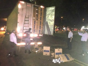 Carga de cigarro avaliada em R$ 2,3 milhões é apreendida pela PRE Carreta estava carregada com 1.560 caixas de cigarros, que somaram 78 mil pacotes e 780 mil maços de cigarros. (Foto: Divulgação)