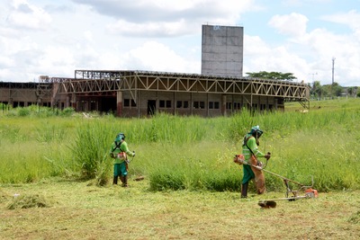 Com novo corte de serviços, repasse à Solurb cai R$ 1,5 milhão Trabalho de limpeza executado pela Solurb será reduzido - Foto: Bruno Henrique / Correio do Estado