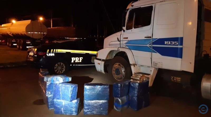 PRF prende condutor com 329 kg de maconha e 14,3 kg de cocaína em caminhão Foto: Divulgação PRF