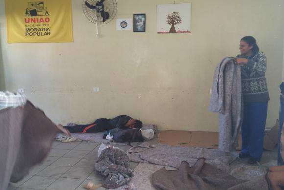 Incêndio em favela de São Paulo deixa 140 famílias desabrigadas Pessoas abrigadas na associação de moradores, após incêndio na Favela dos Tubos em São PauloFernanda Cruz/Agência Brasil