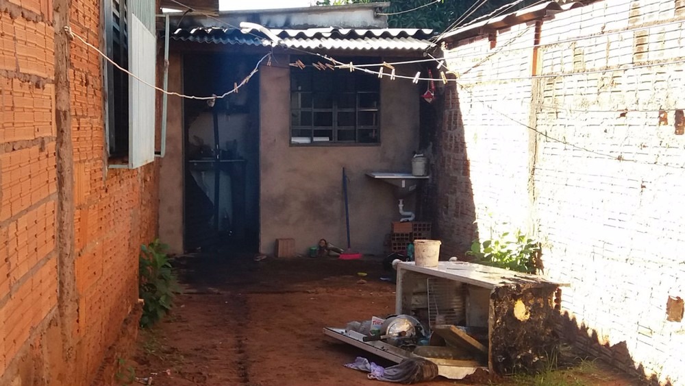 Enquanto babá varria calçada, casa pega fogo com criança dormindo na sala Família passou por susto, após incêndio destruir a geladeira e parte da cozinha na manhã desta sexta-feira (Foto: Anderson Viegas)
