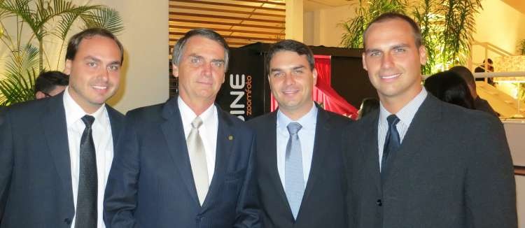 Filhos de Bolsonaro discutirão com PF reforço à segurança da família