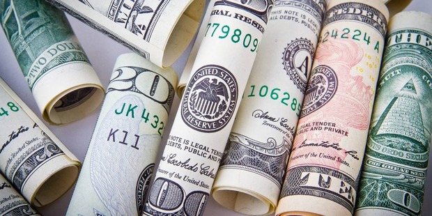 Dólar opera em queda, aguardando encontro entre líderes dos EUA e China Dólar opera em queda, aguardando encontro entre líderes dos EUA e China