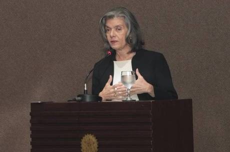 Cármen Lúcia pede em pronunciamento 'serenidade' contra 'desordem social' Cármen Lúcia pede em pronunciamento 'serenidade' contra 'desordem social'