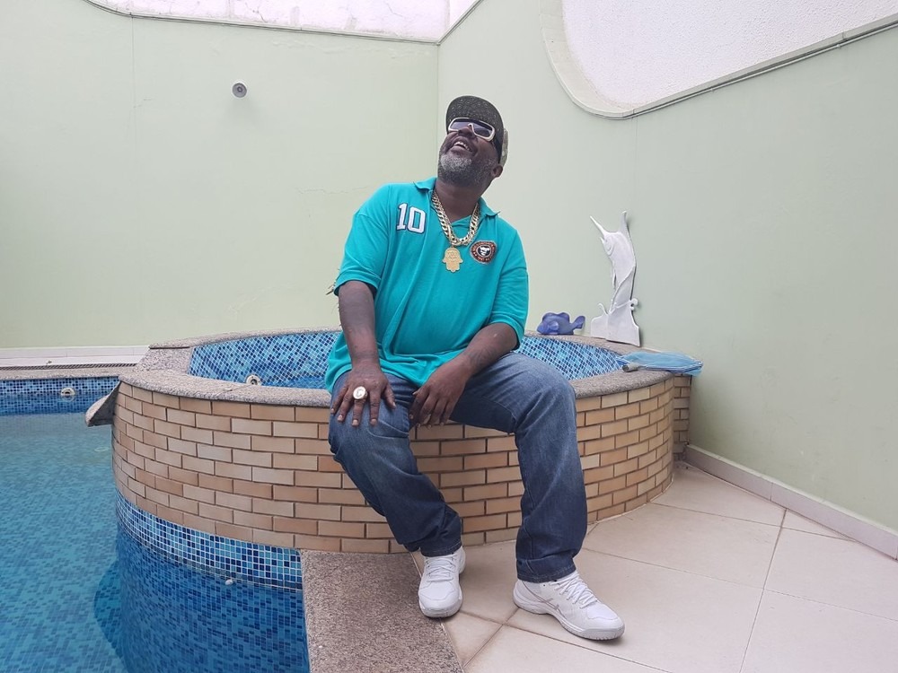 O funkeiro Mr. Catra durante coletiva de imprensa em São Paulo. Marília Neves/G1