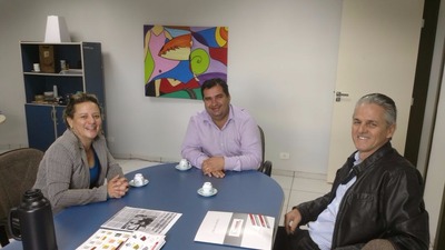 Madson apresenta projeto que incentiva uso de telhas ecológicas Madson durante reunião com a secretária e o empresário (Foto: Divulgação)