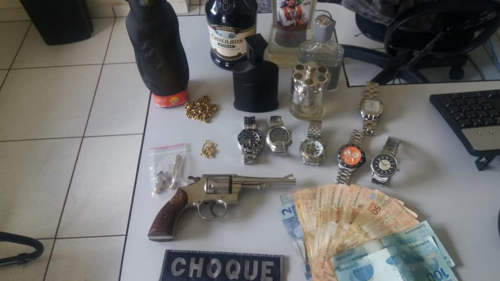 PM prende envolvidos em furto de joias avaliadas em R$ 500 mil em condomínio Objetos encontrados com ladrões. (Foto: Divulgação)