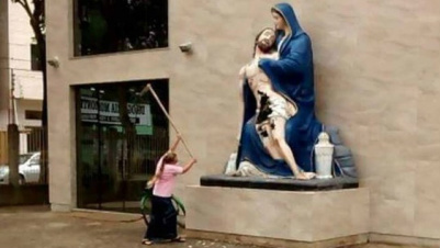 Mulher chegou a destruir parte da escultura antes de ser contida Foto: Reprodução / Facebook
