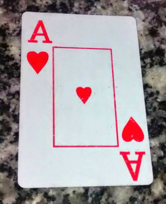 O suspeito assinou o recado se apresentando como “Ás de Copas” e deixou uma carta de baralho no local Foto: Divulgação / Polícia Militar