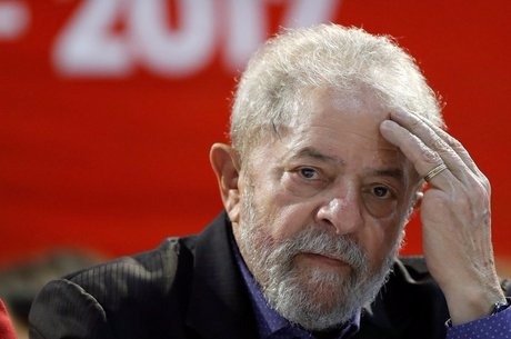 MPF pede a prisão de Lula e multa de R$ 87 milhões MPF-PR pediu formalmente a prisão do ex-presidente Lula
BBC Brasil
