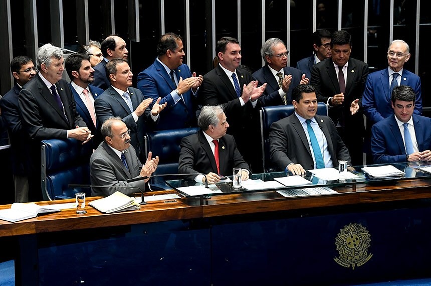 Senado conclui votação da reforma da Previdência nesta quarta-feira O ministro da Economia, Paulo Guedes, e a bancada governista junto à Mesa; o presidente do Senado, Davi Alcolumbre, anunciou o resultado: 60 a 19 votos
Marcos Oliveira/Agencia Senado
