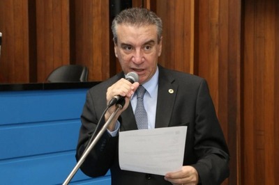 Imposição do nacional provoca debandada de deputados do PR de MS Paulo Corrêa deve se filiar ao PSDB no fim da manhã desta terça-feira. (Foto: Victor Chileno/ALMS)