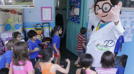 Mascote da caravana, Dr. Saúde simboliza chegada de atendimento à população