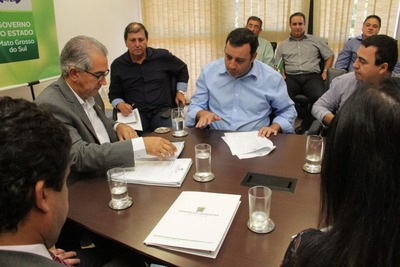 Poliesportivo interditado há anos começa a ser revitalizado com apoio do Governo do Estado Governador e prefeito na assinatura do convênio para liberação dos recursos. Foto: Chico Ribeiro