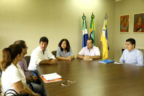 Prefeita Délia e deputado Mandetta em reunião com secretários municipais na prefeitura de Dourados – A. Frota