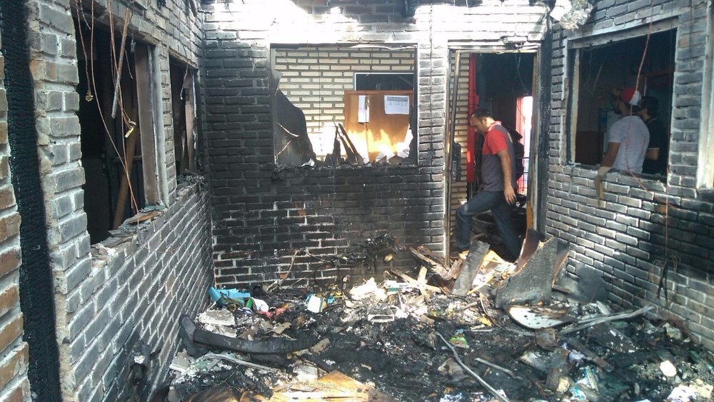 Incêndio destruiu escritório de supermercado na madrugada desta segunda-feira (6), em Campo Grande (Foto: Osvaldo Nóbrega)