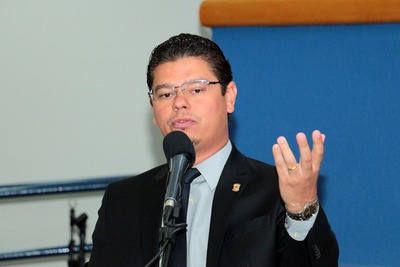 Para atender população, vereador envia a Executivo indicações para tapa-buraco em ruas e avenidas da Capital