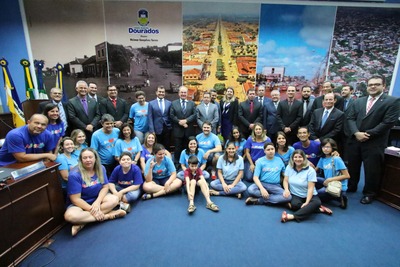 Conscientização do autismo é debatida durante sessão da câmara Vereadores da Câmara de Dourados junto com associação e presidente da AAGD (Foto: Thiago Morais)