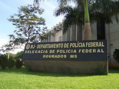 Douradenses presos hoje em operação mineira foram levados para a delegacia da PF na cidade (Foto: Divulgação)
