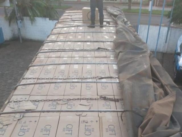 Caminhoneiro é preso com 800 caixas de cigarros contrabandeados