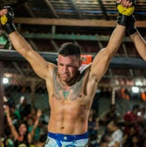 Lutador de MMA 'Mamute' é morto em casa com tiro e facada Lutador de MMA 'Mamute' é morto em casa com tiro e facada