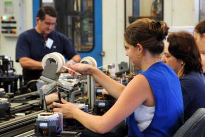 Indústria fecha bimestre com crescimento de 4,3%, diz IBGE Produção industrial teve em janeiro e fevereiro expansão de 4,3% na comparação com primeiro bimestre de 2017, a maior alta para um primeiro bimestre desde os 4,7% de 2011 Arquivo/Agência Brasil